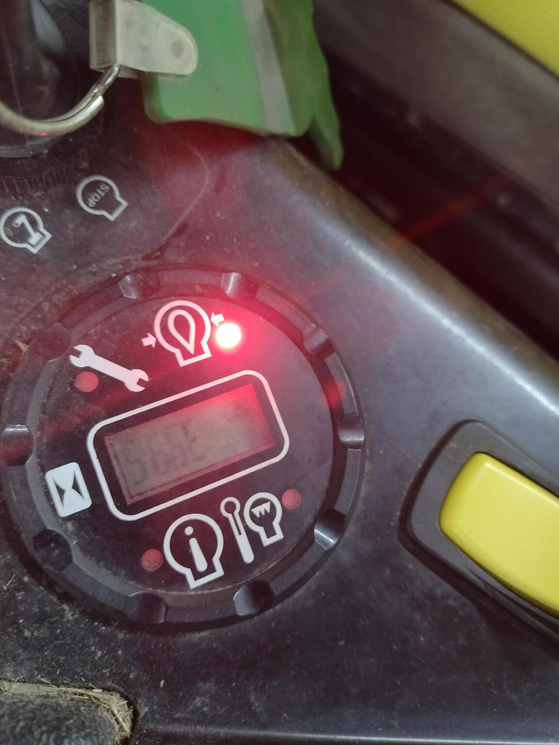 2023 John Deere Z920M Image 6