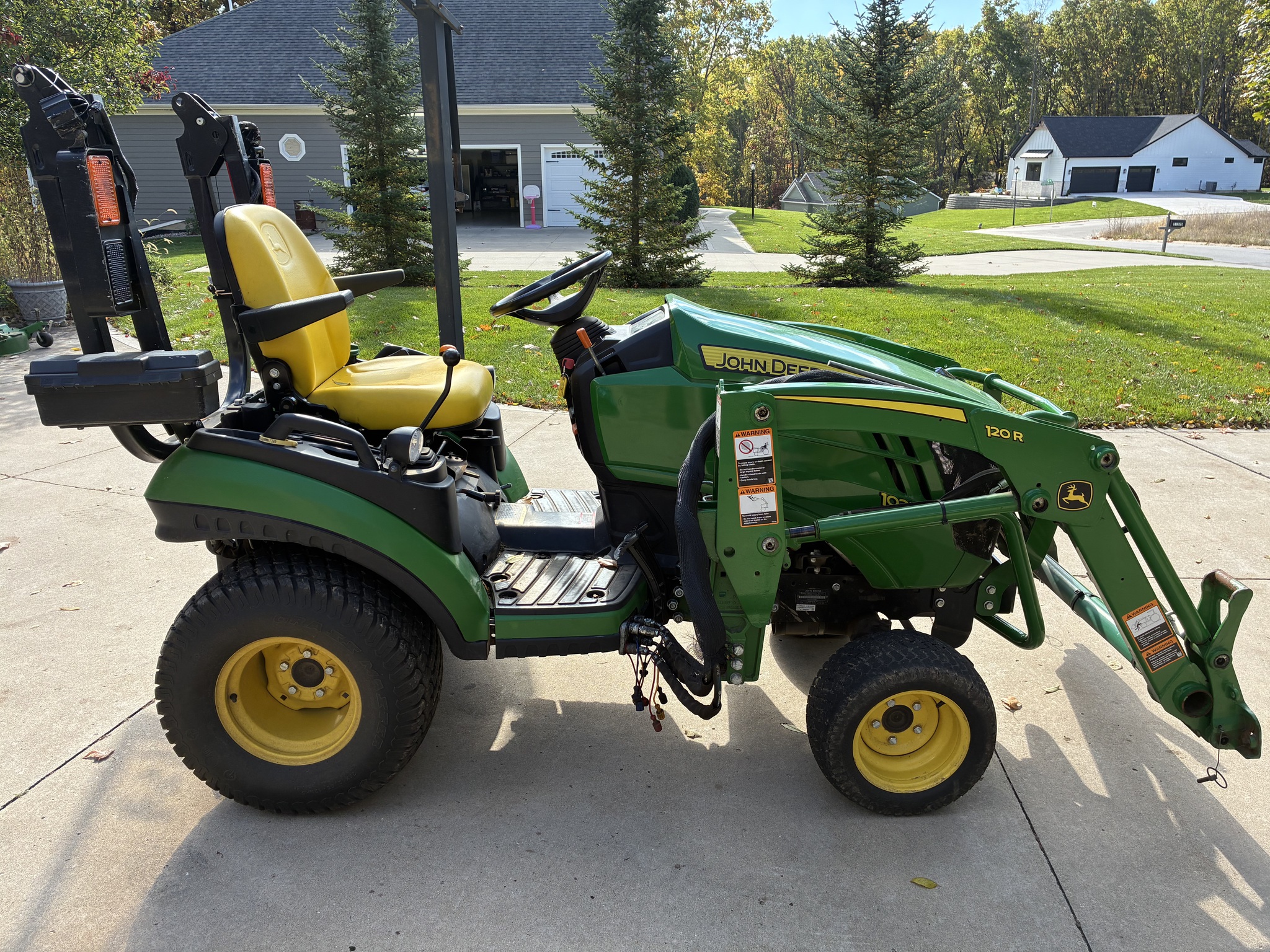 2018 John Deere 1025R Image 2