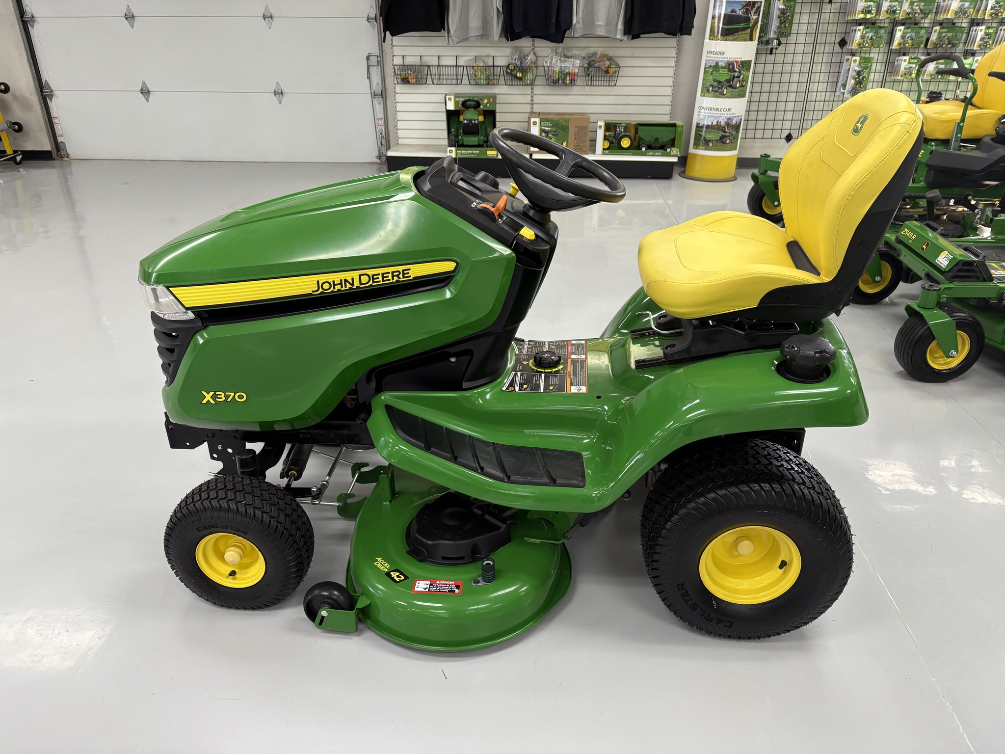 2024 John Deere x370 Image 4