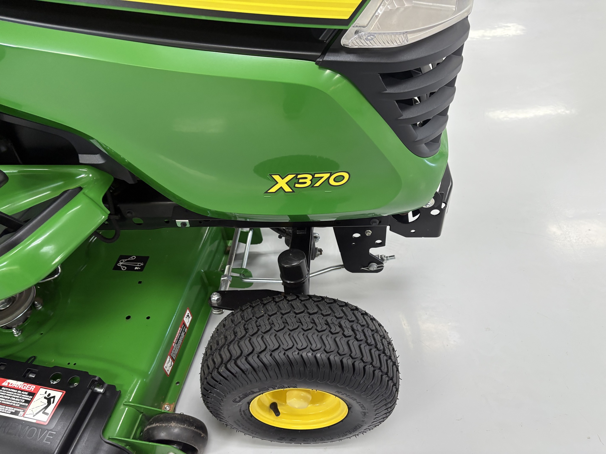 2024 John Deere x370 Image 5