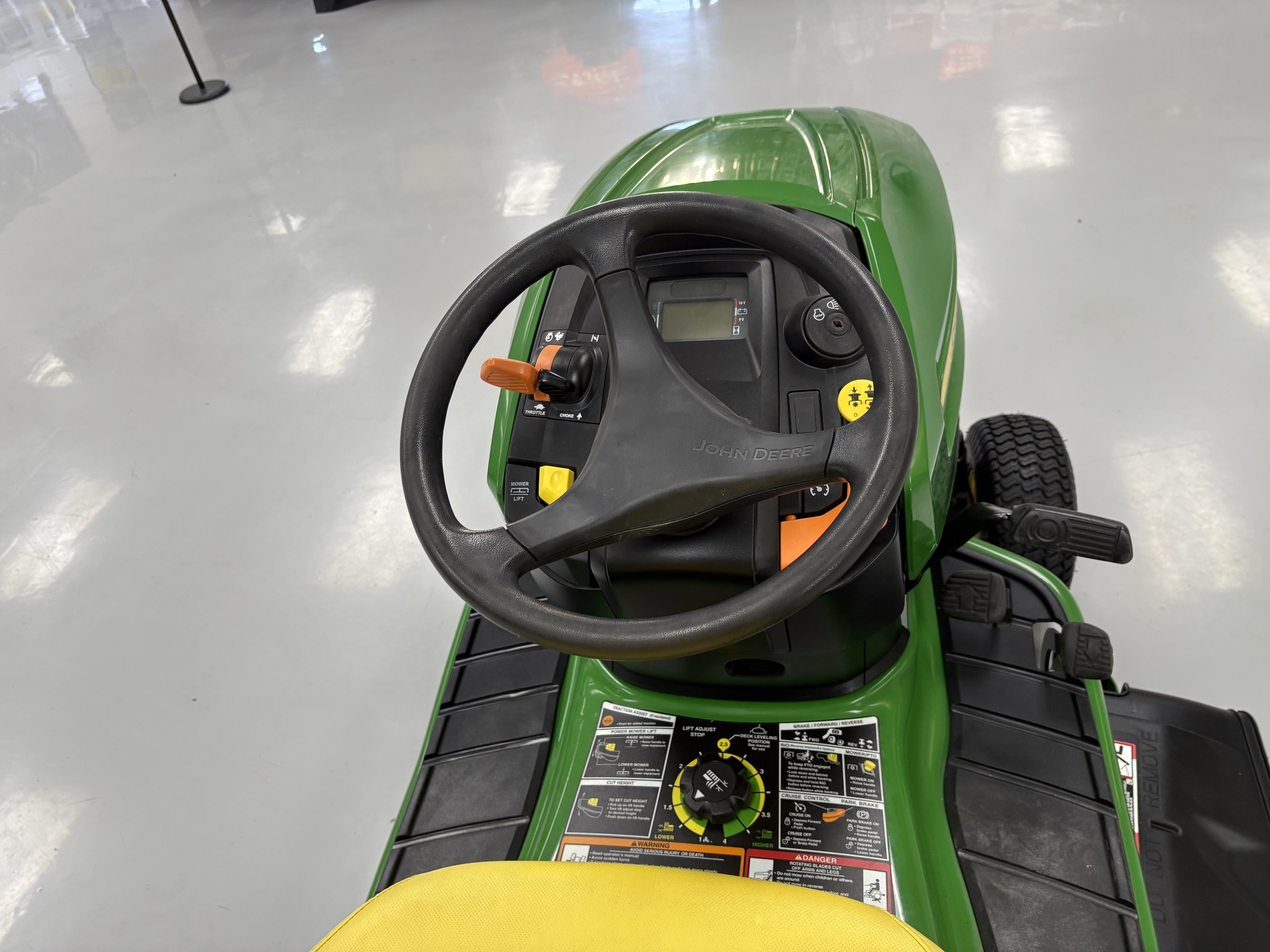 2024 John Deere x370 Image 6