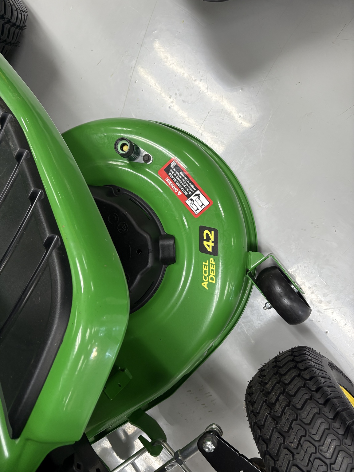 2024 John Deere x370 Image 7