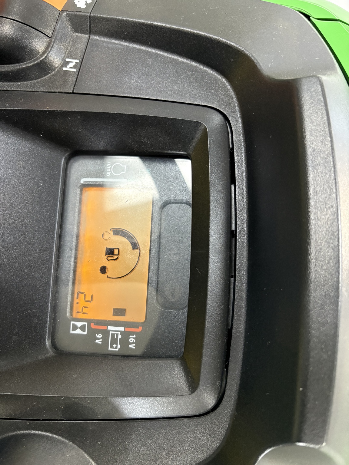 2024 John Deere x370 Image 8