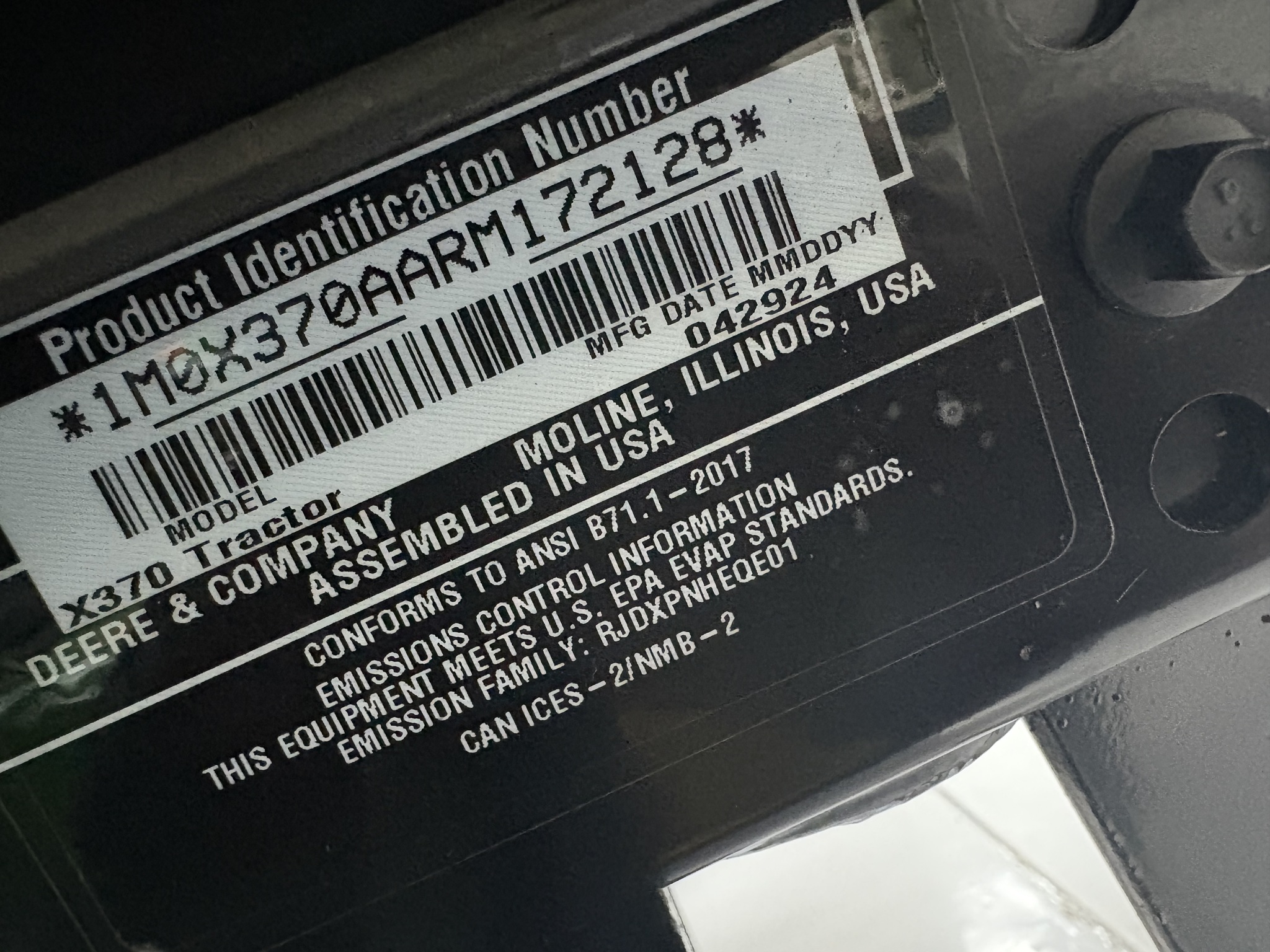 2024 John Deere x370 Image 9