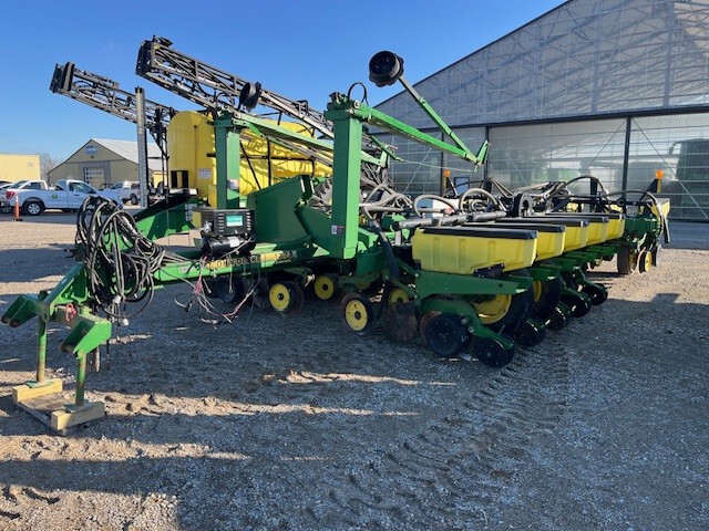 2002 John Deere 1770 Planters: Drawn