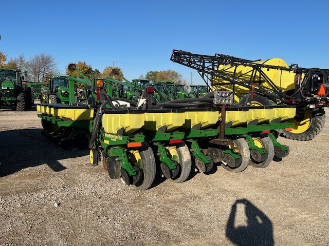 2002 John Deere 1770 Planters: Drawn