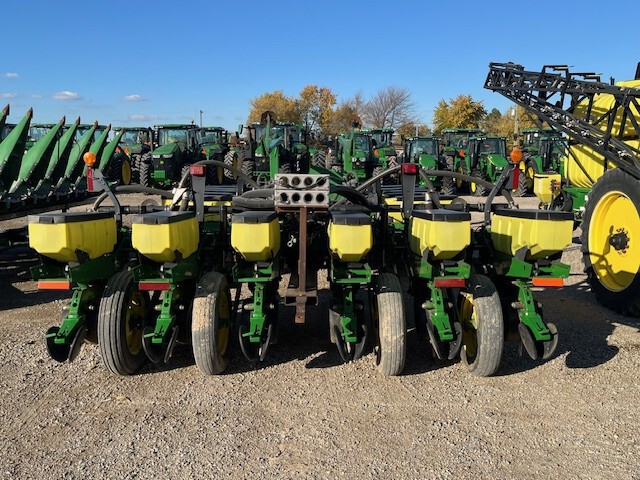 2002 John Deere 1770 Planters: Drawn