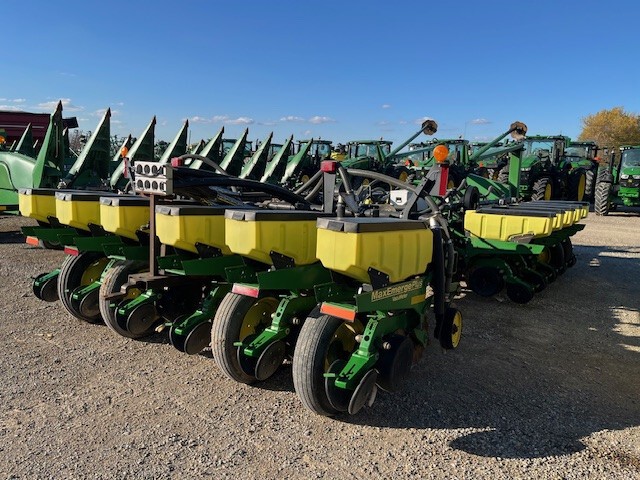2002 John Deere 1770 Planters: Drawn