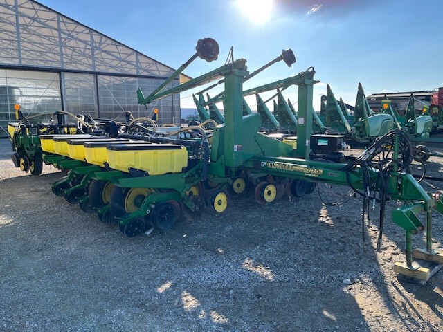 2002 John Deere 1770 Planters: Drawn