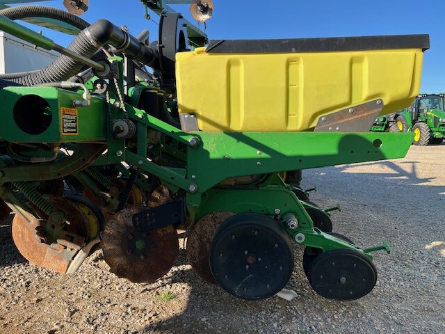 2002 John Deere 1770 Planters: Drawn