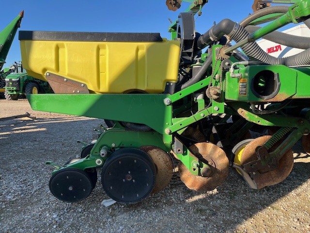 2002 John Deere 1770 Planters: Drawn