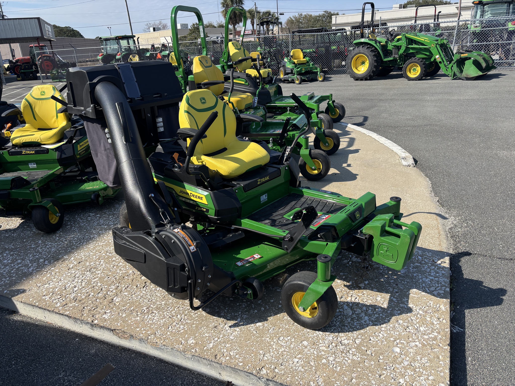 2025 John Deere Z330R Image 2