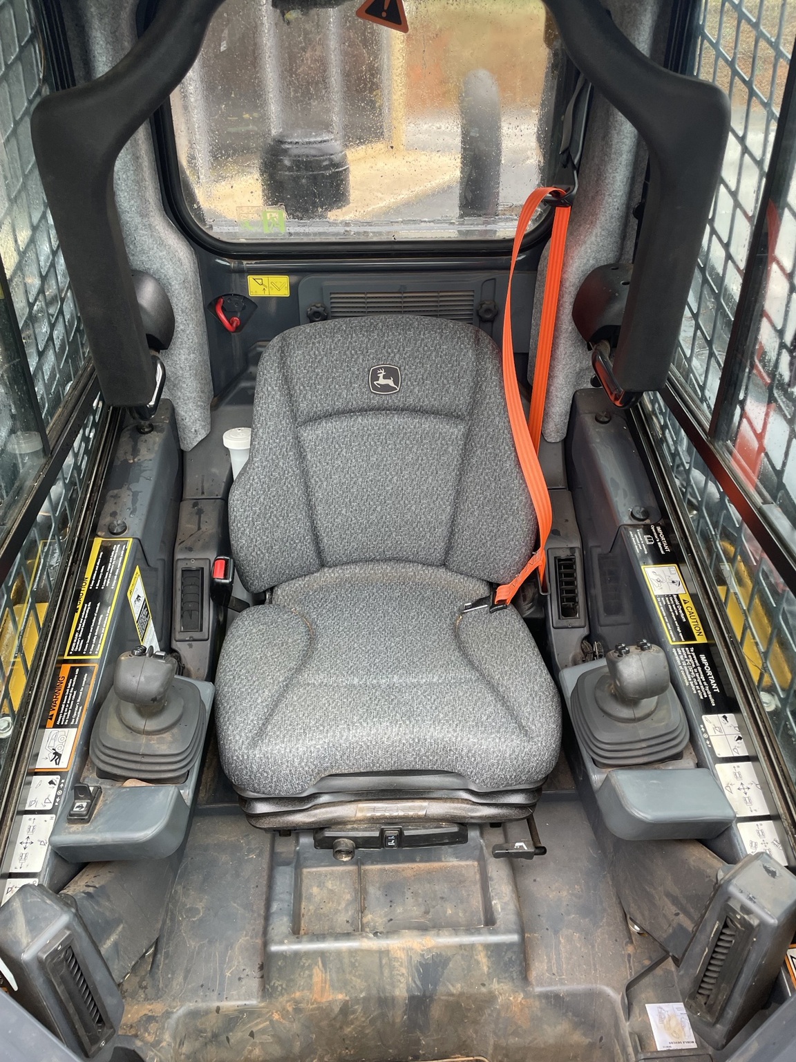 2023 John Deere 325G Image 9