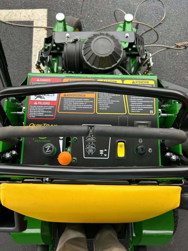 John Deere Q810E Image 2