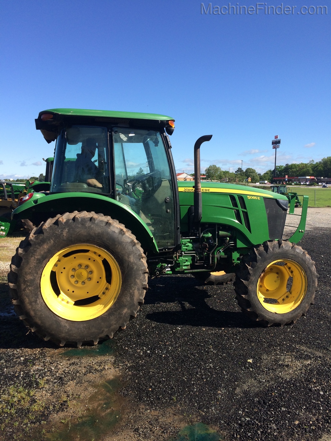 2013 John Deere 5085E Image 4
