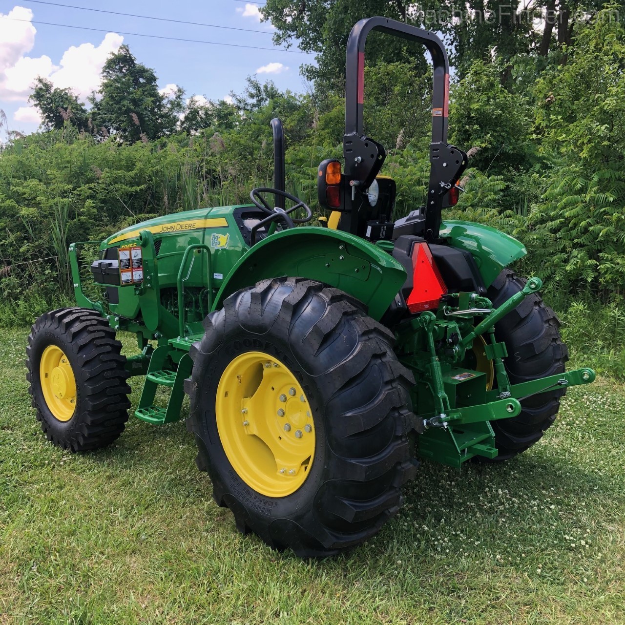 2020 John Deere 5045E Image 4