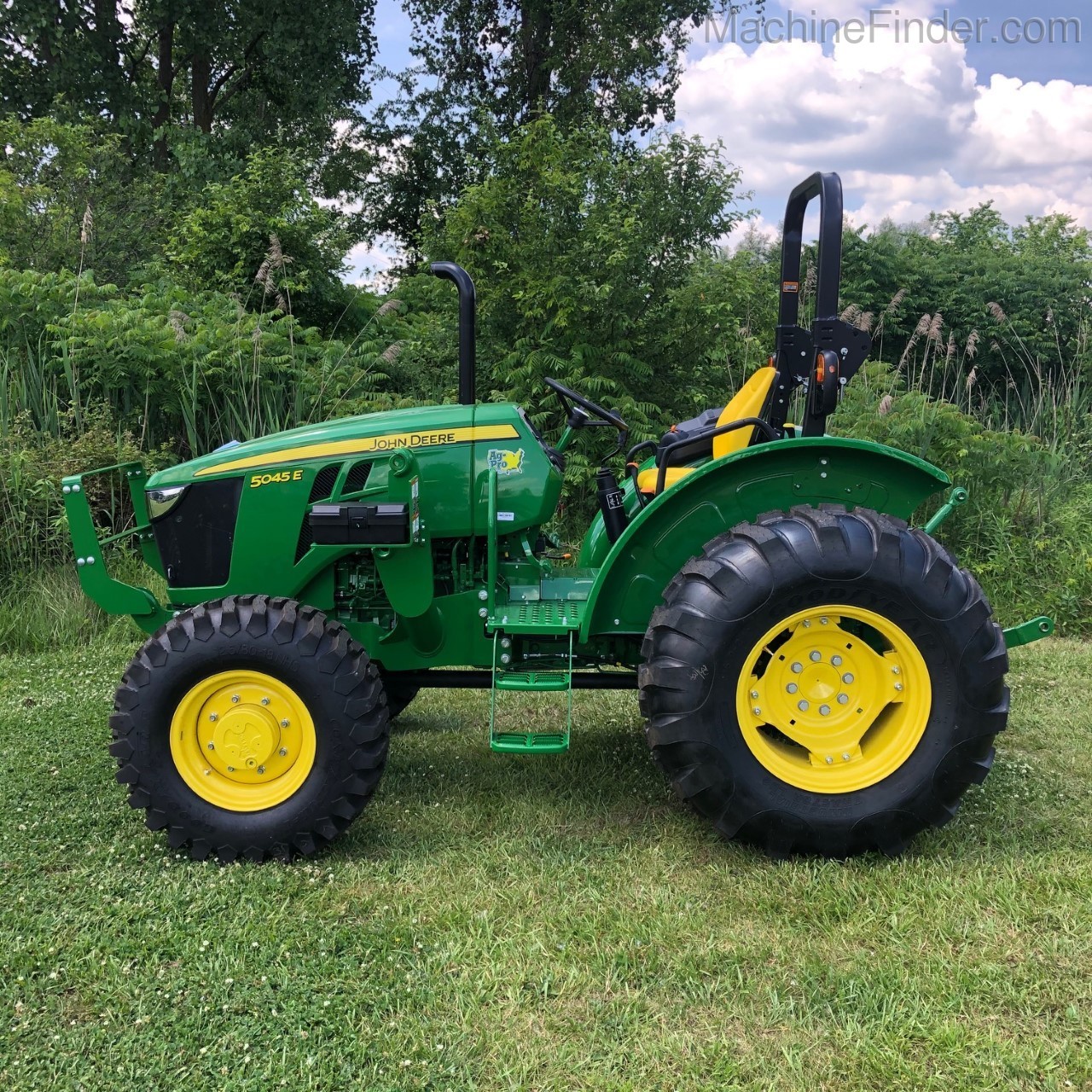 2020 John Deere 5045E Image 2
