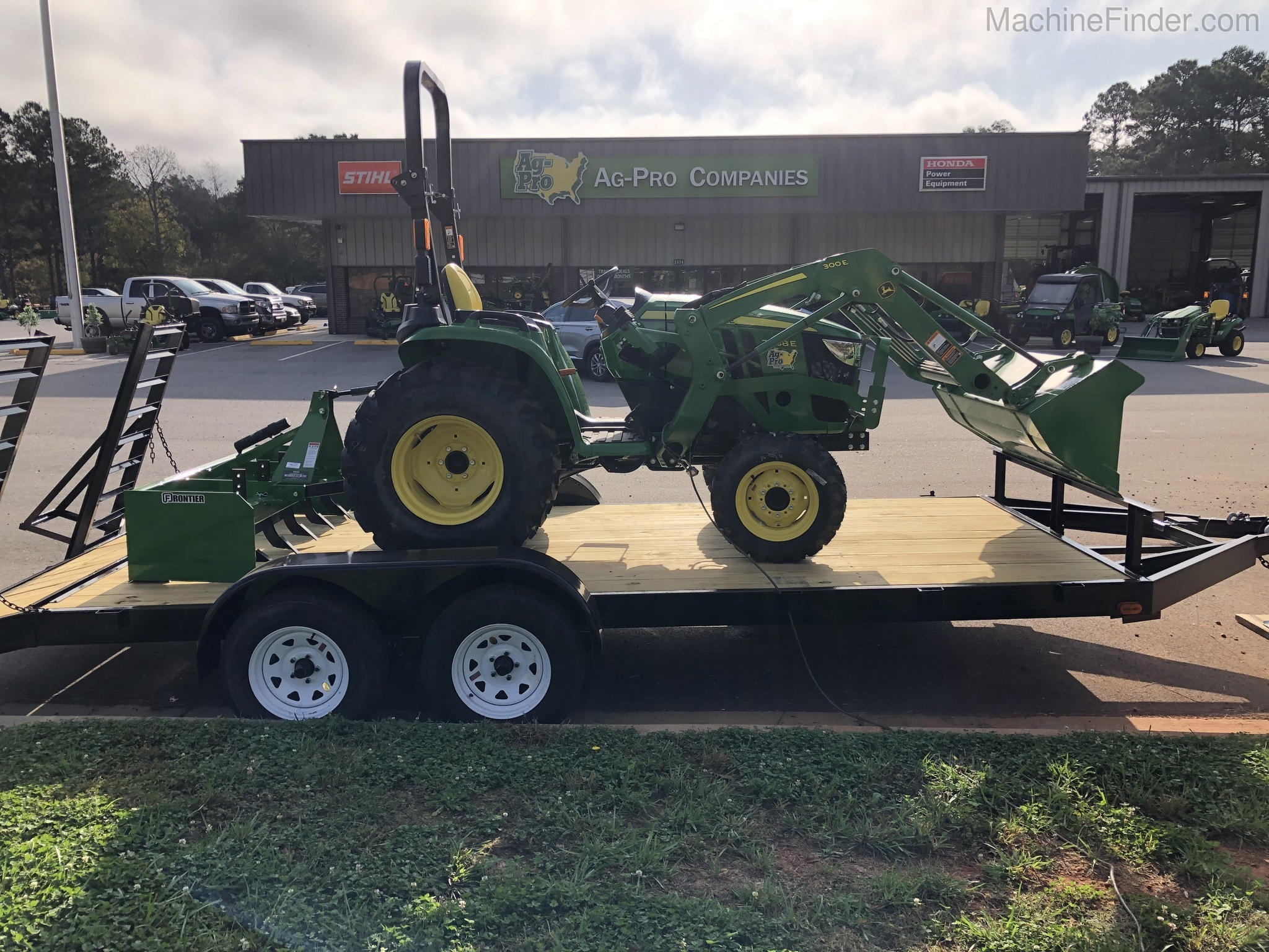 2020 John Deere 3038E Image 2