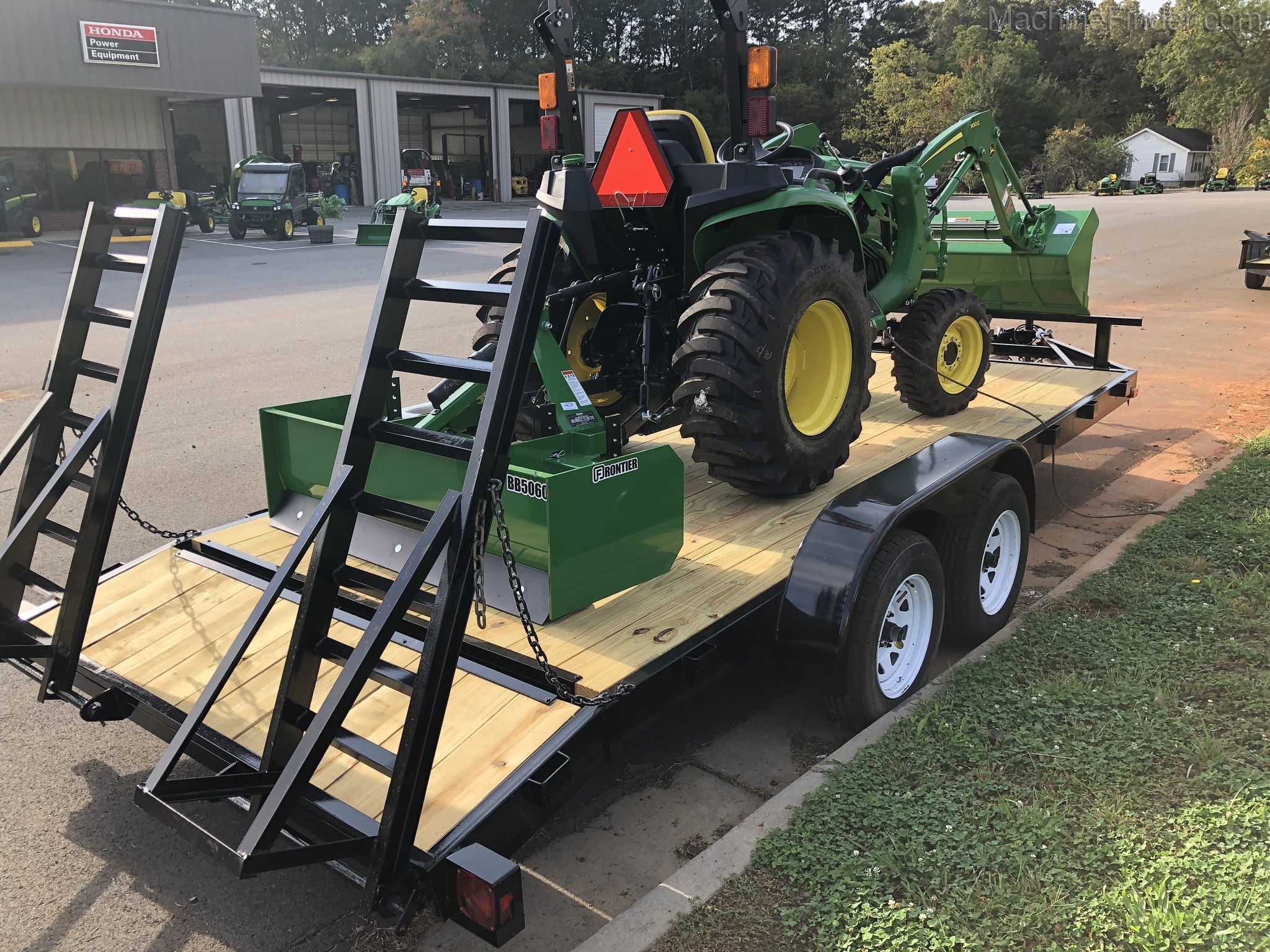 2020 John Deere 3038E Image 4