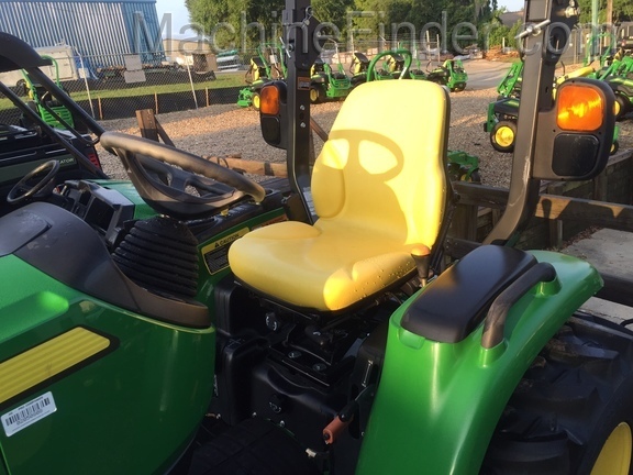 2020 John Deere 3033R Image 10