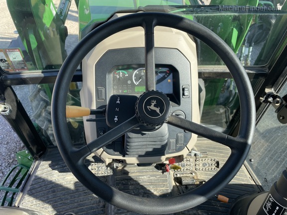 2018 John Deere 5075E Image 12
