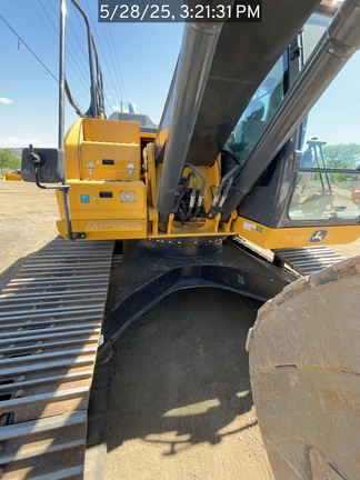 2022 John Deere 210G LC