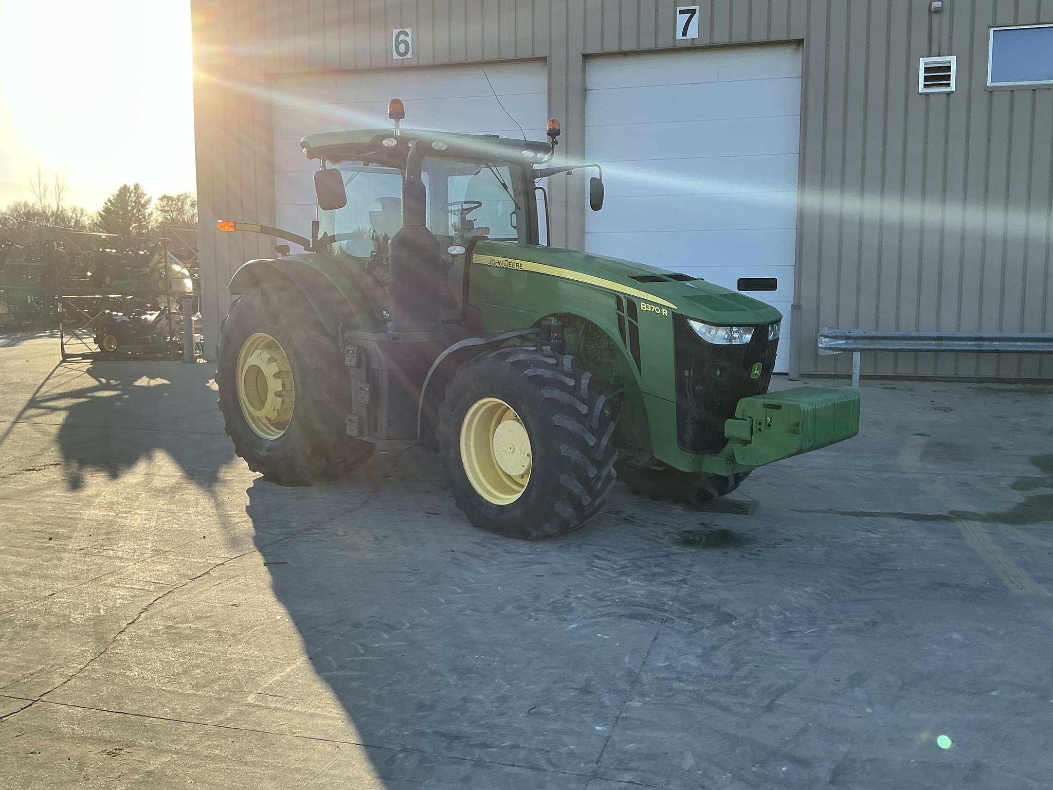 2016 John Deere 8370R Image 1