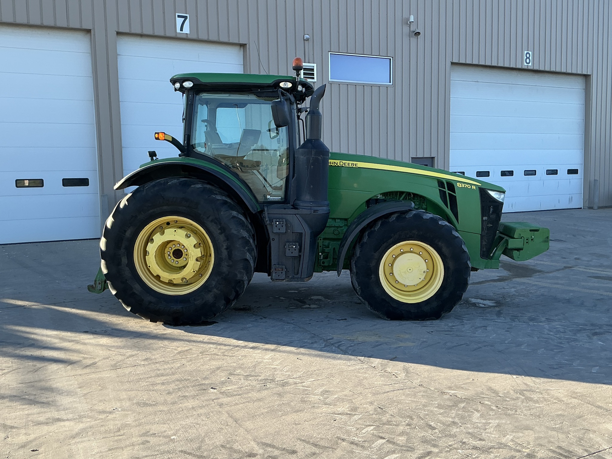 2016 John Deere 8370R Image 2