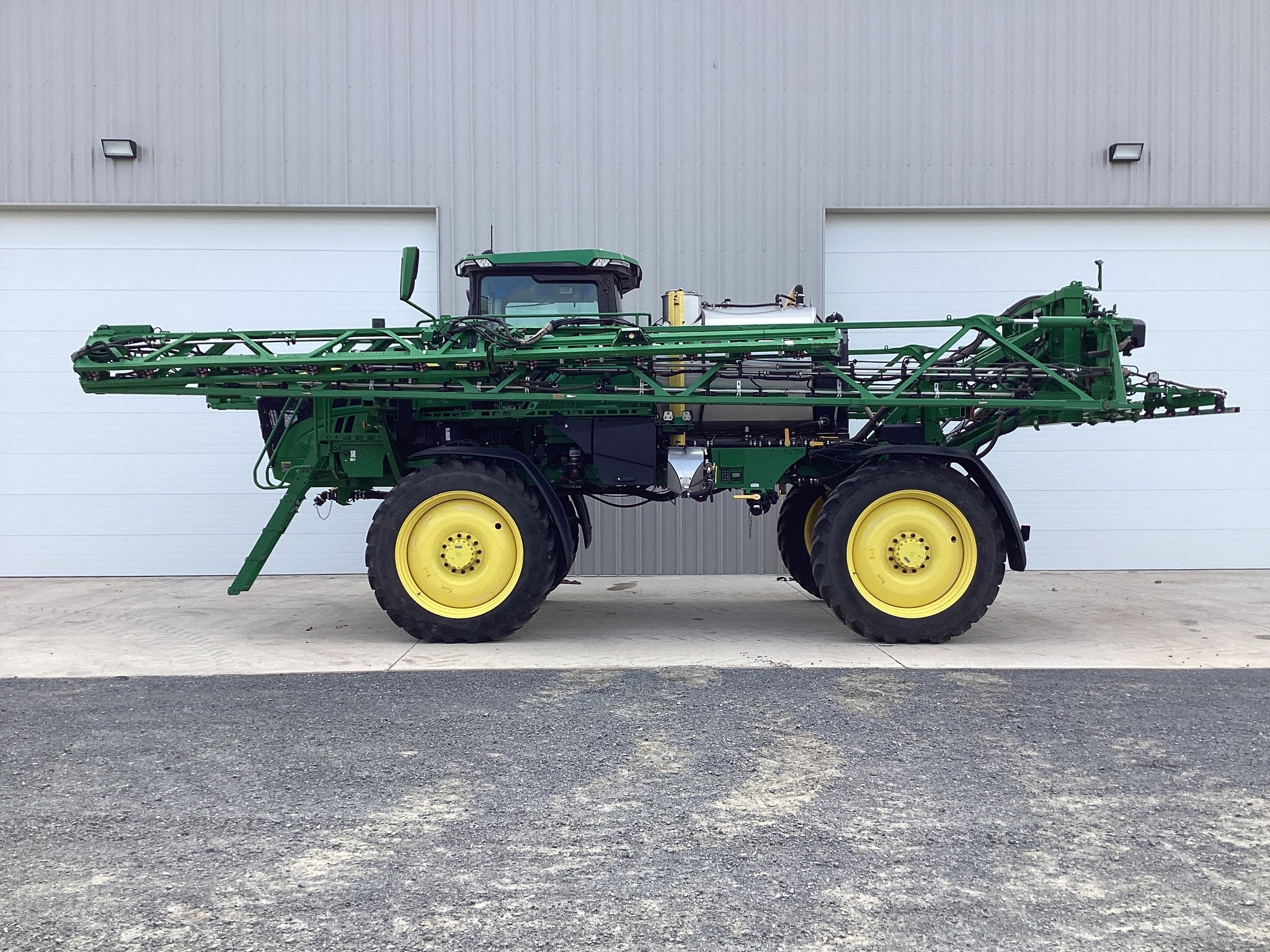 2022 John Deere 410R Image 1
