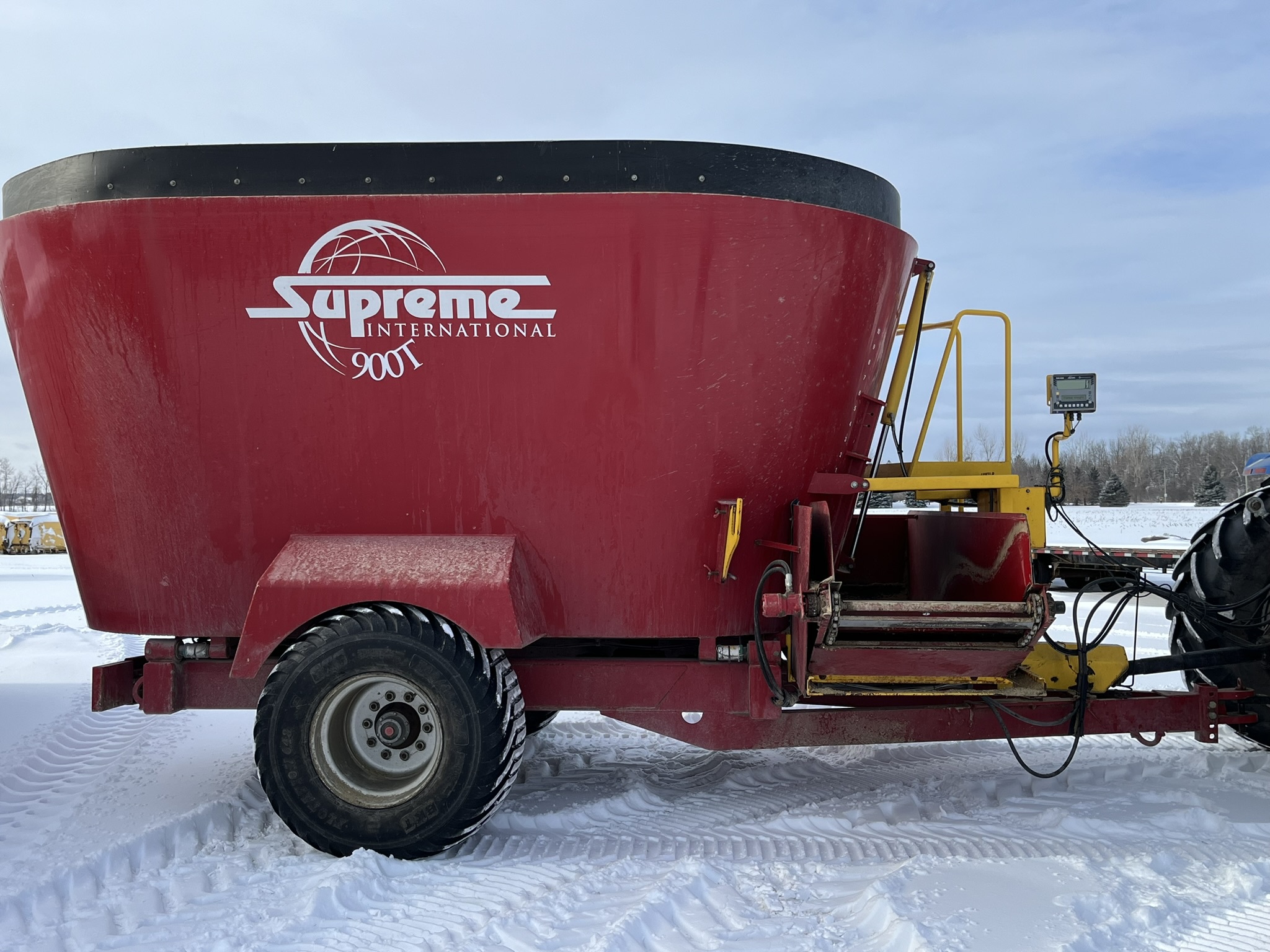 2016 Supreme 900T Image 2