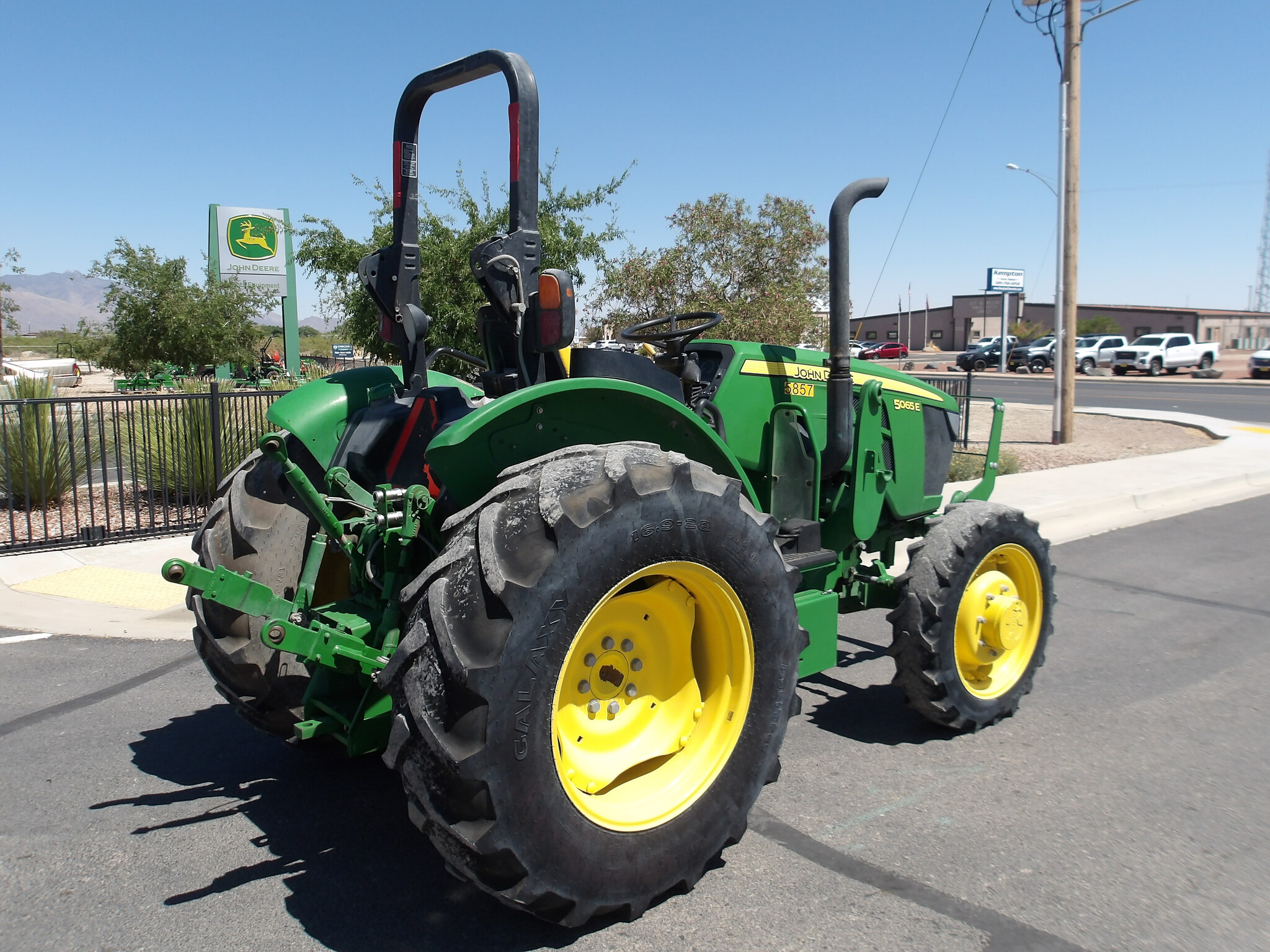 2022 John Deere 5065E Image 6