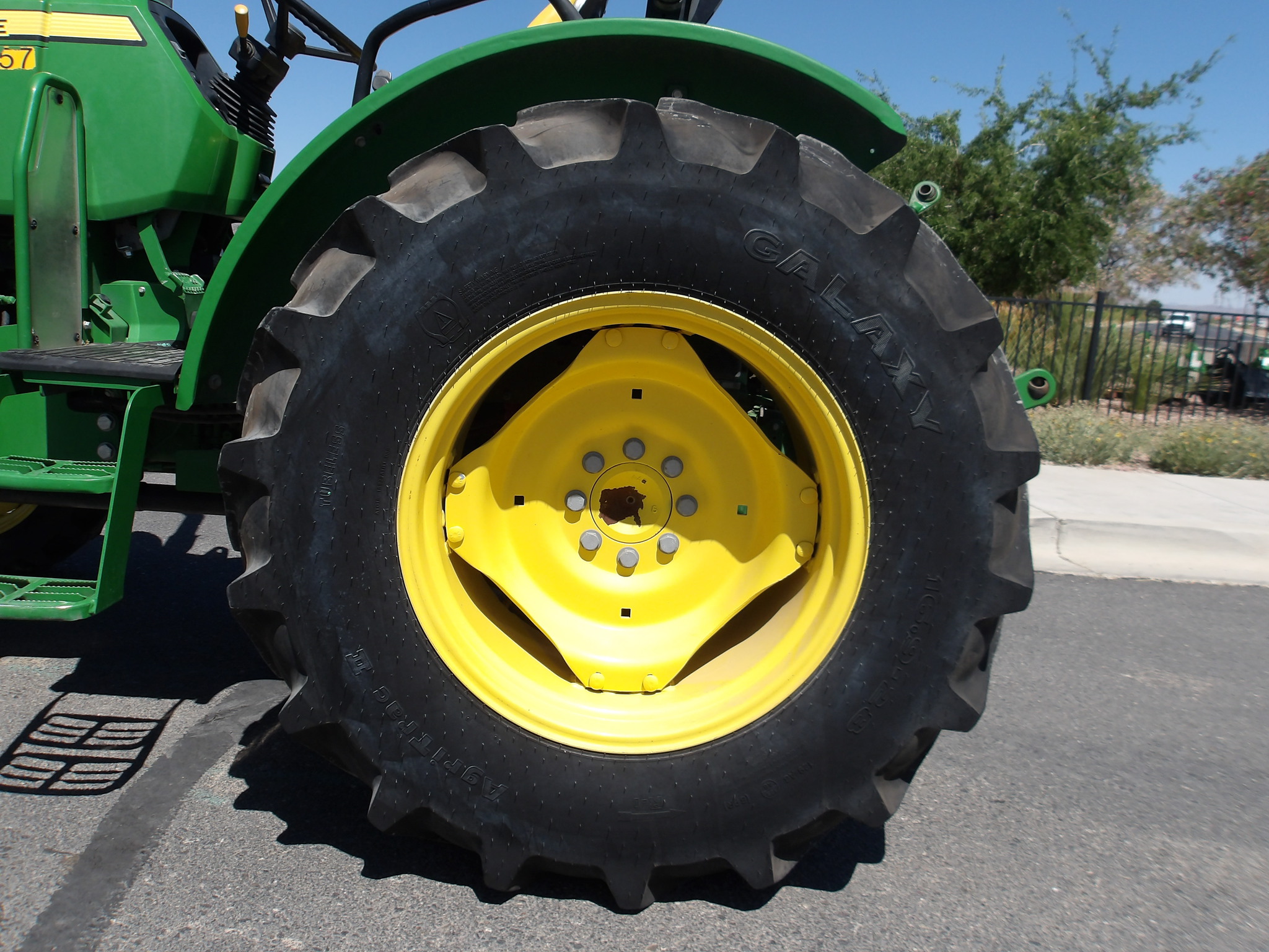 2022 John Deere 5065E Image 11