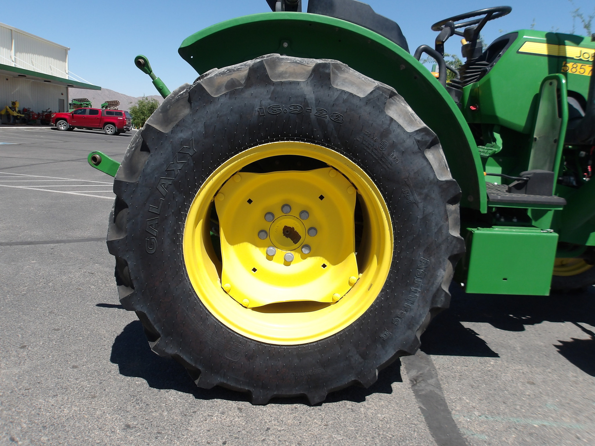 2022 John Deere 5065E Image 13