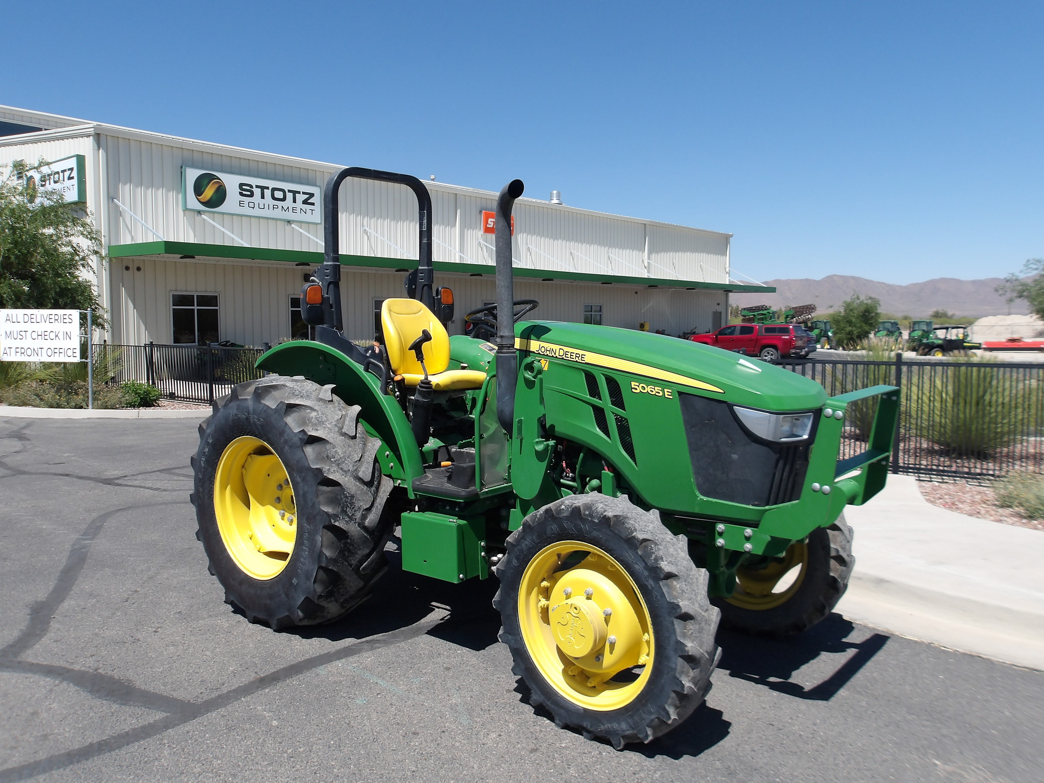 2022 John Deere 5065E Image 7