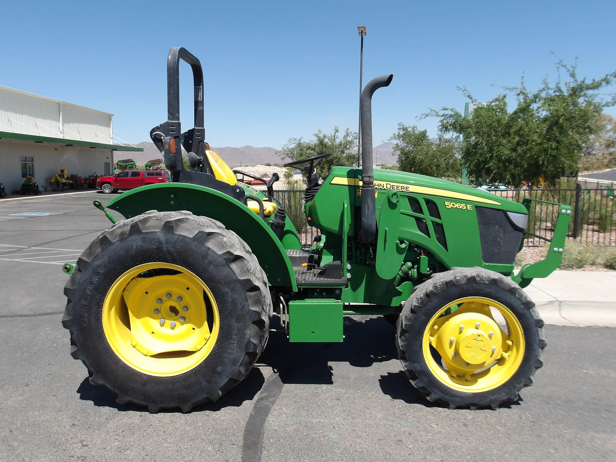 2022 John Deere 5065E Image 5