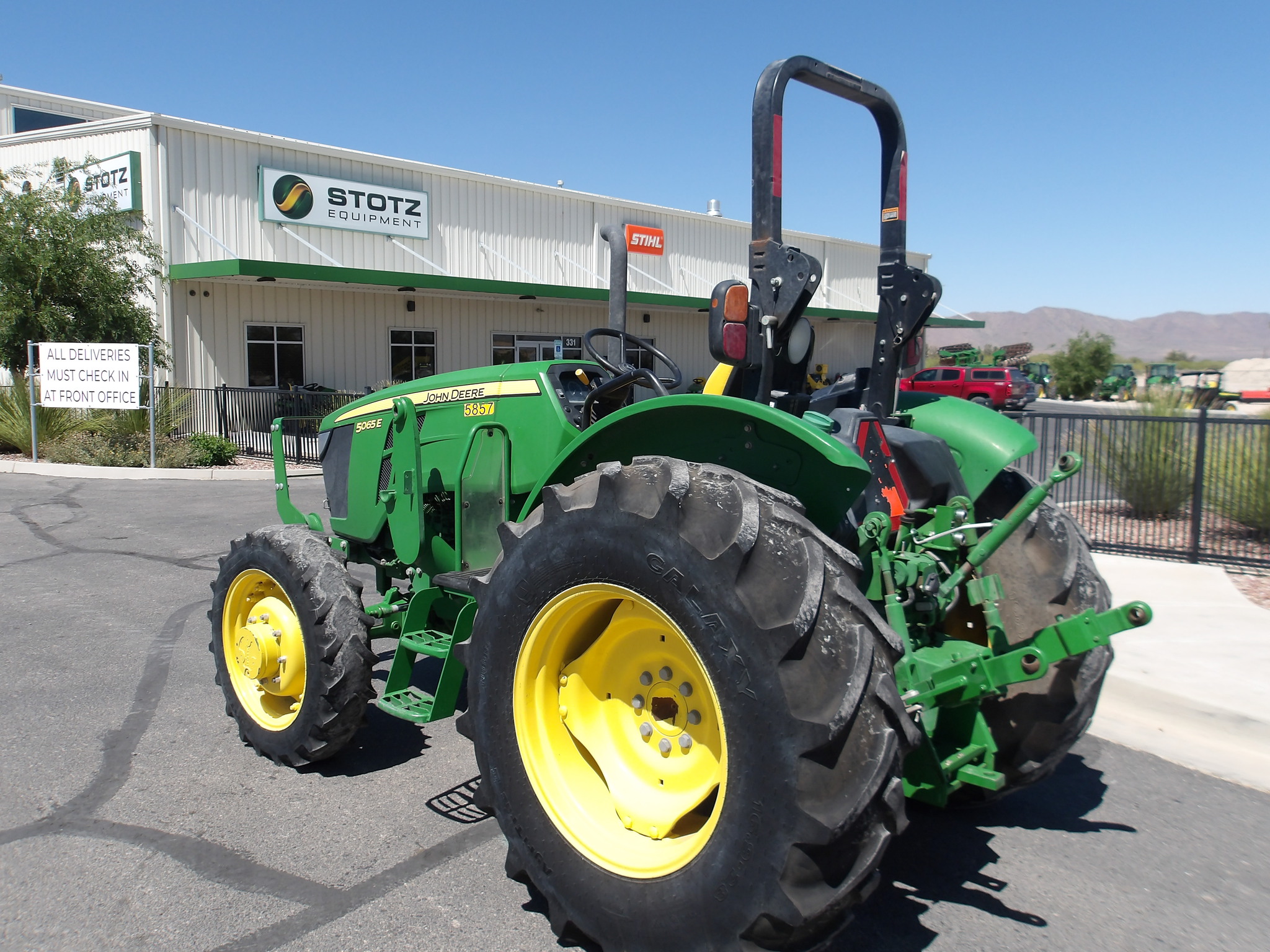 2022 John Deere 5065E Image 3