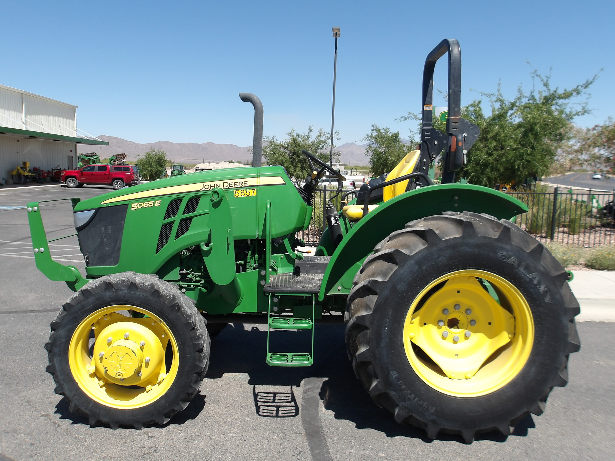 2022 John Deere 5065E Image 2