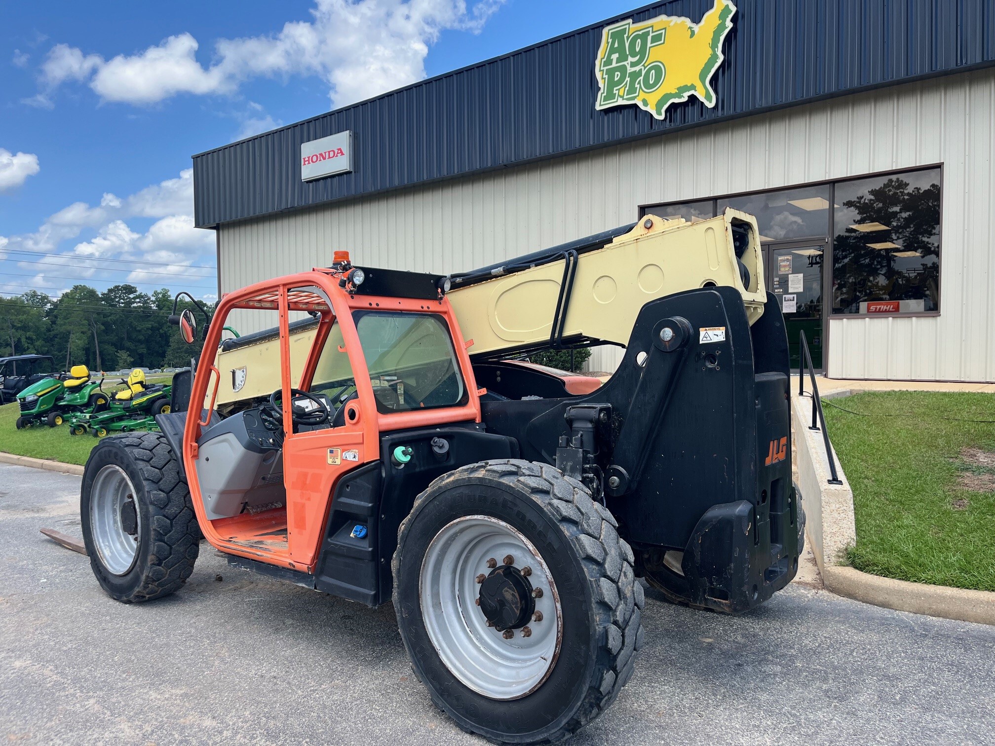 2016 JLG 642 Image 2