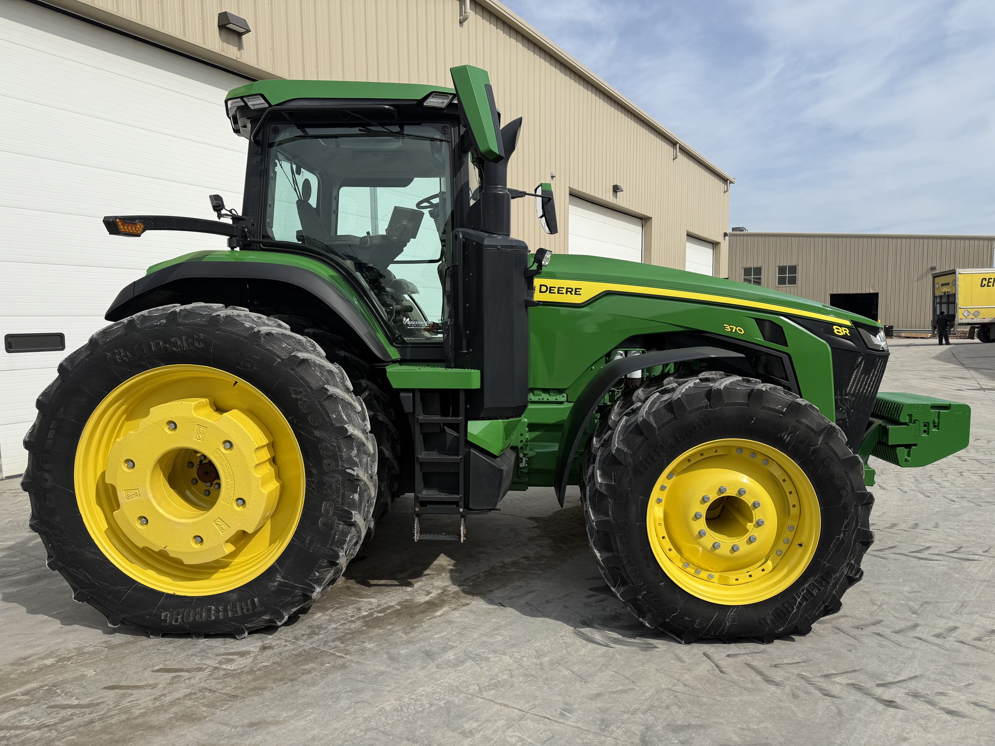 2023 John Deere 8R 370 Image 2