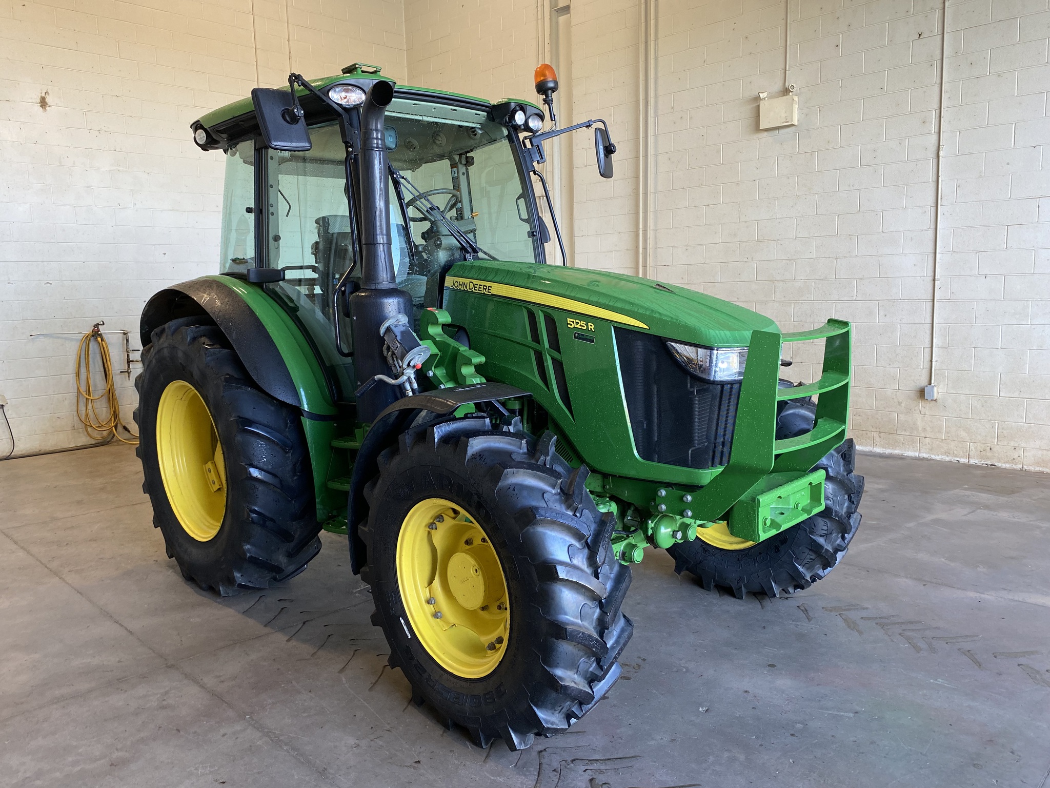2019 John Deere 5125R Image 1