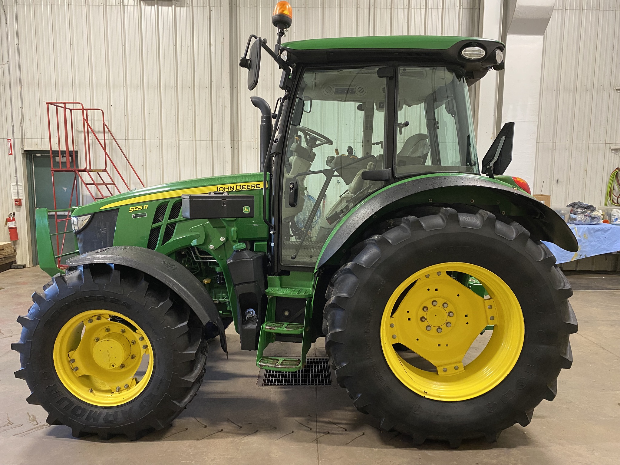 2019 John Deere 5125R Image 6