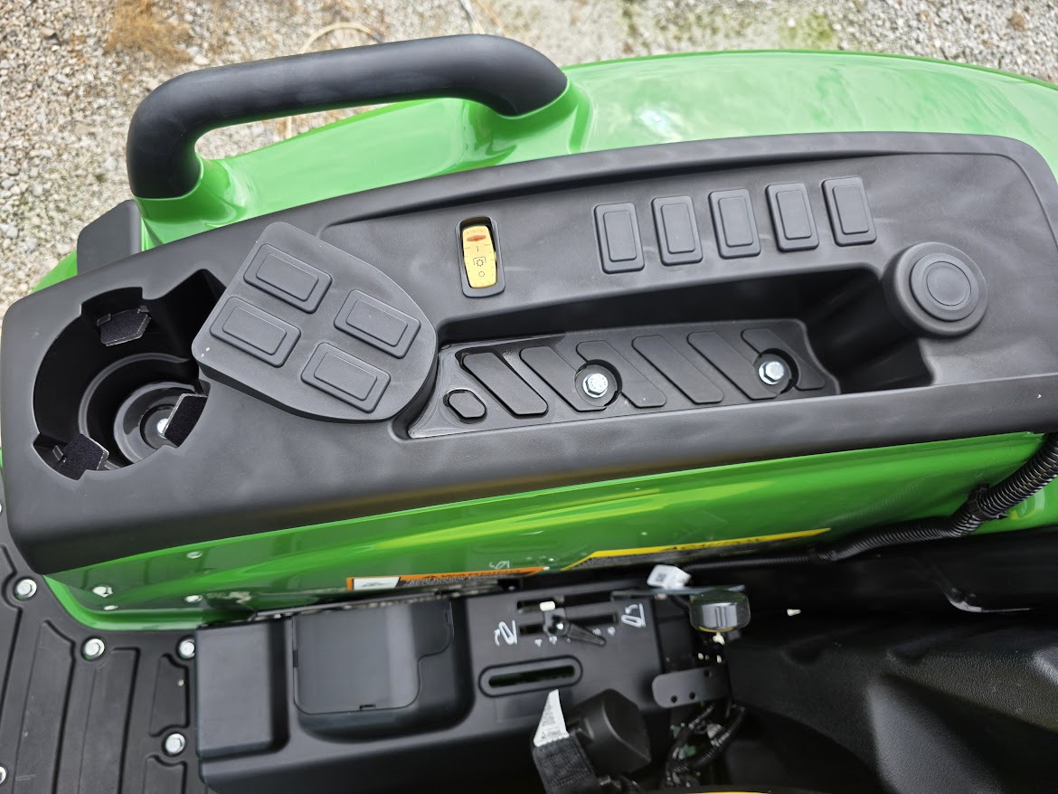 2025 John Deere 4044M Image 9