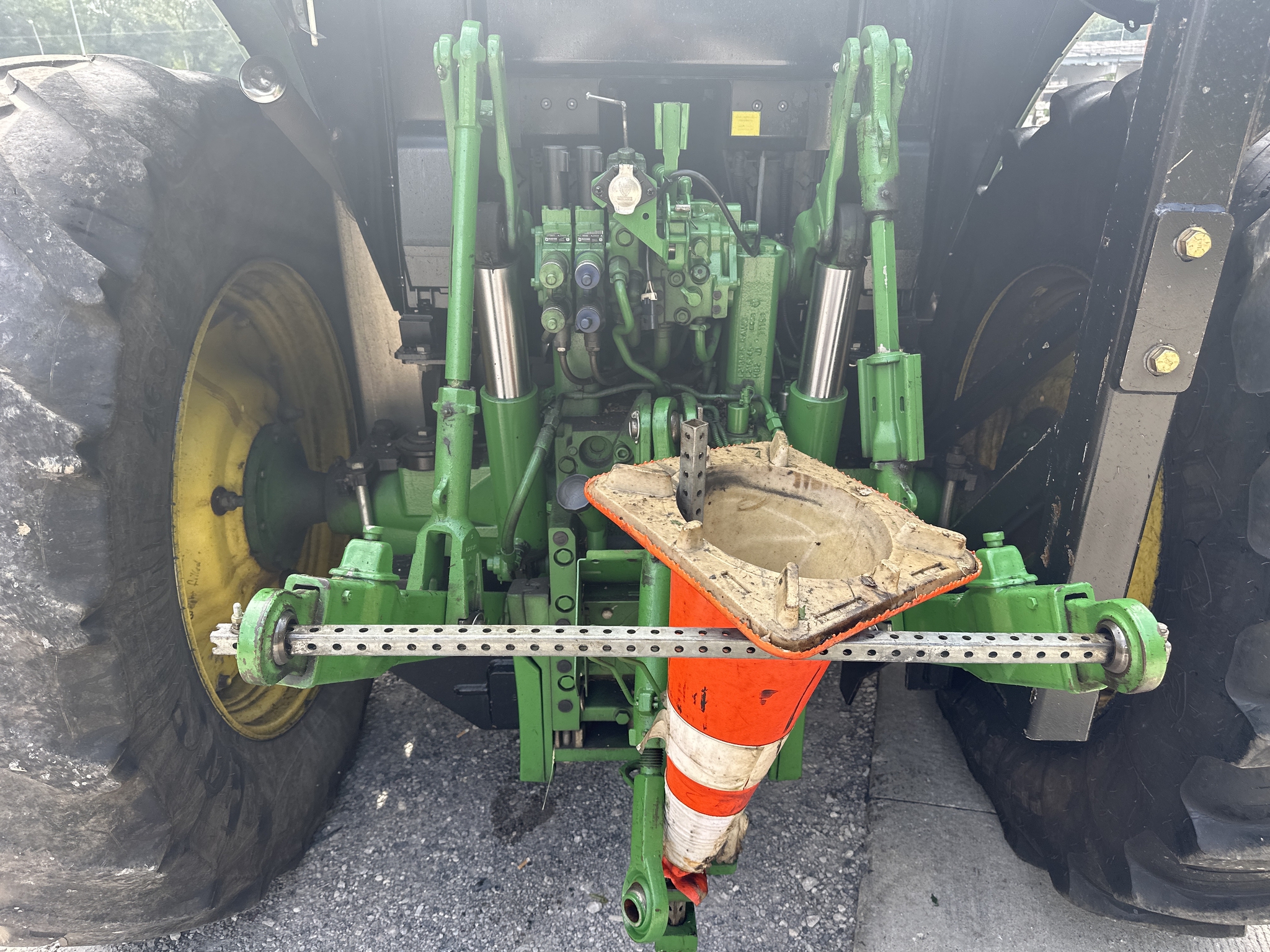 2017 John Deere 6145M Image 17