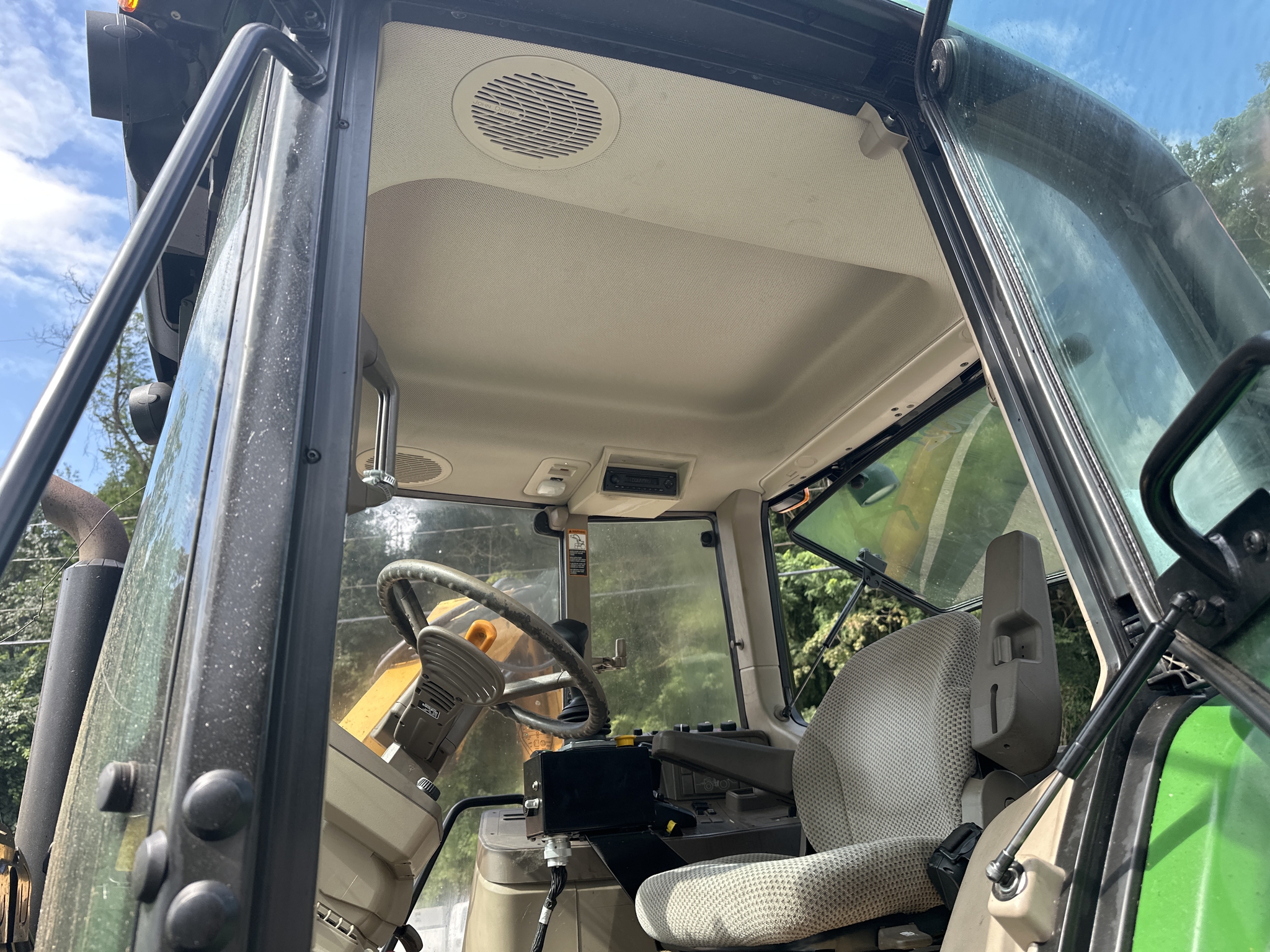 2017 John Deere 6145M Image 22