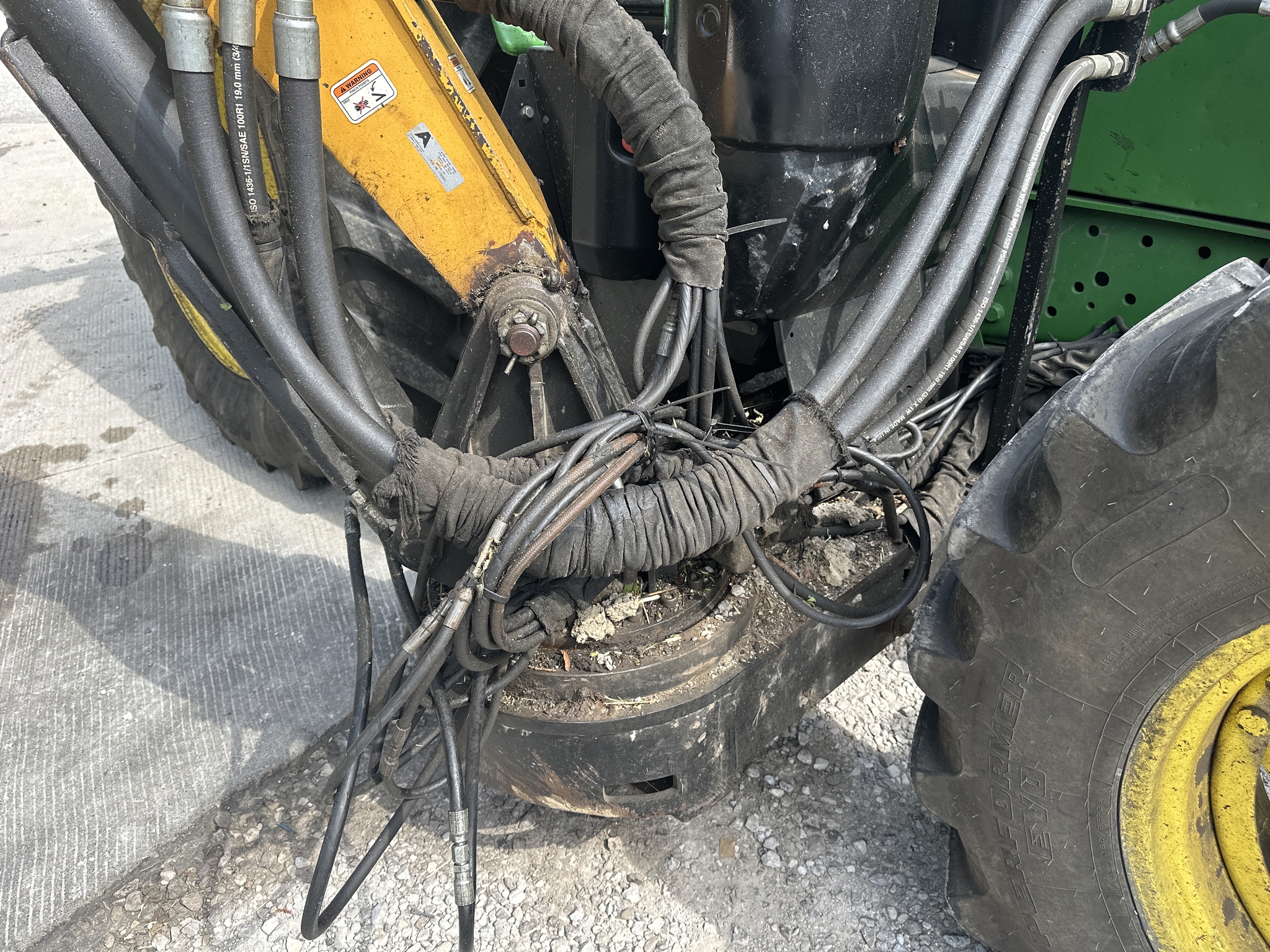 2017 John Deere 6145M Image 31