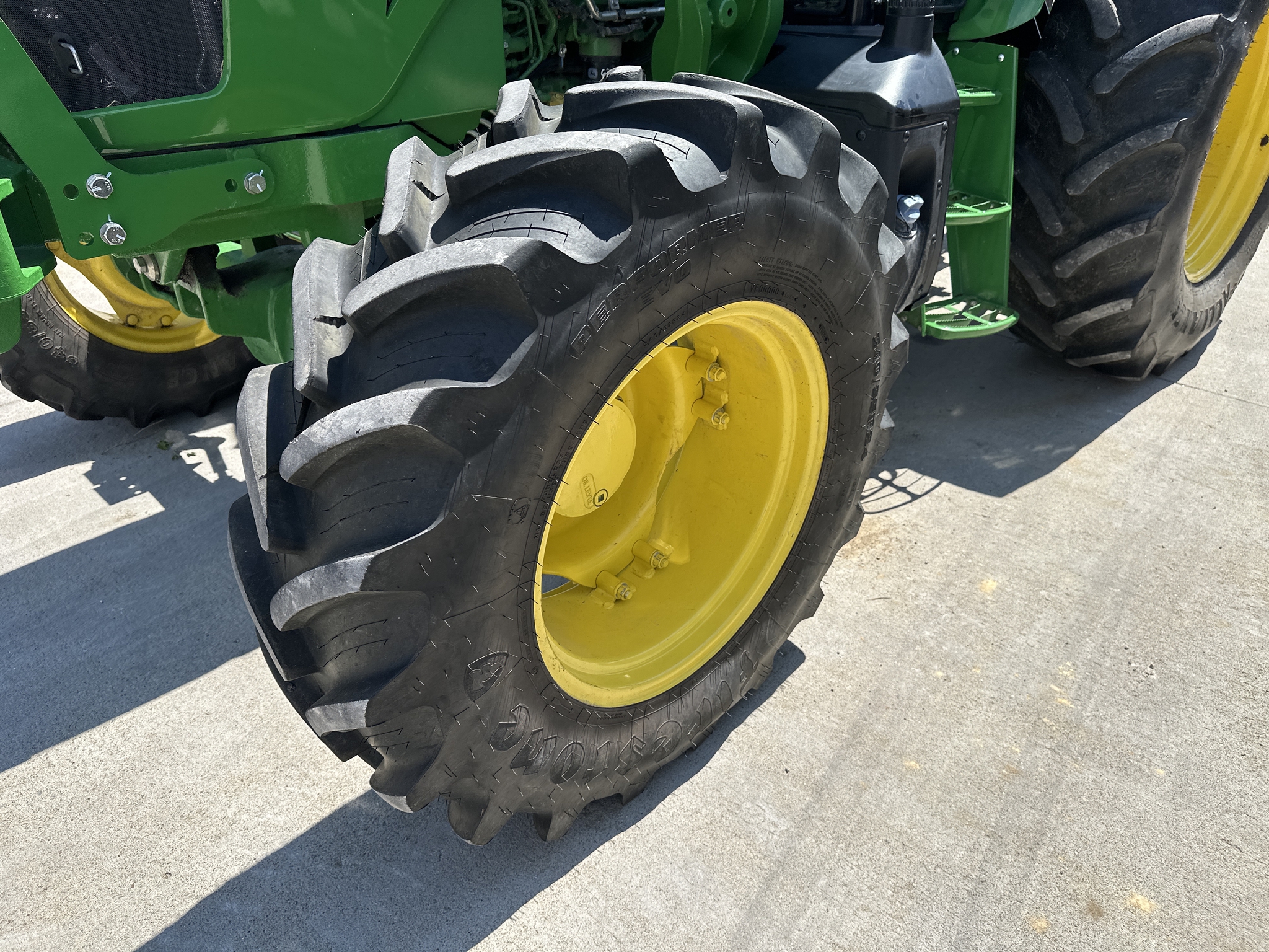 2023 John Deere 6120E Image 16