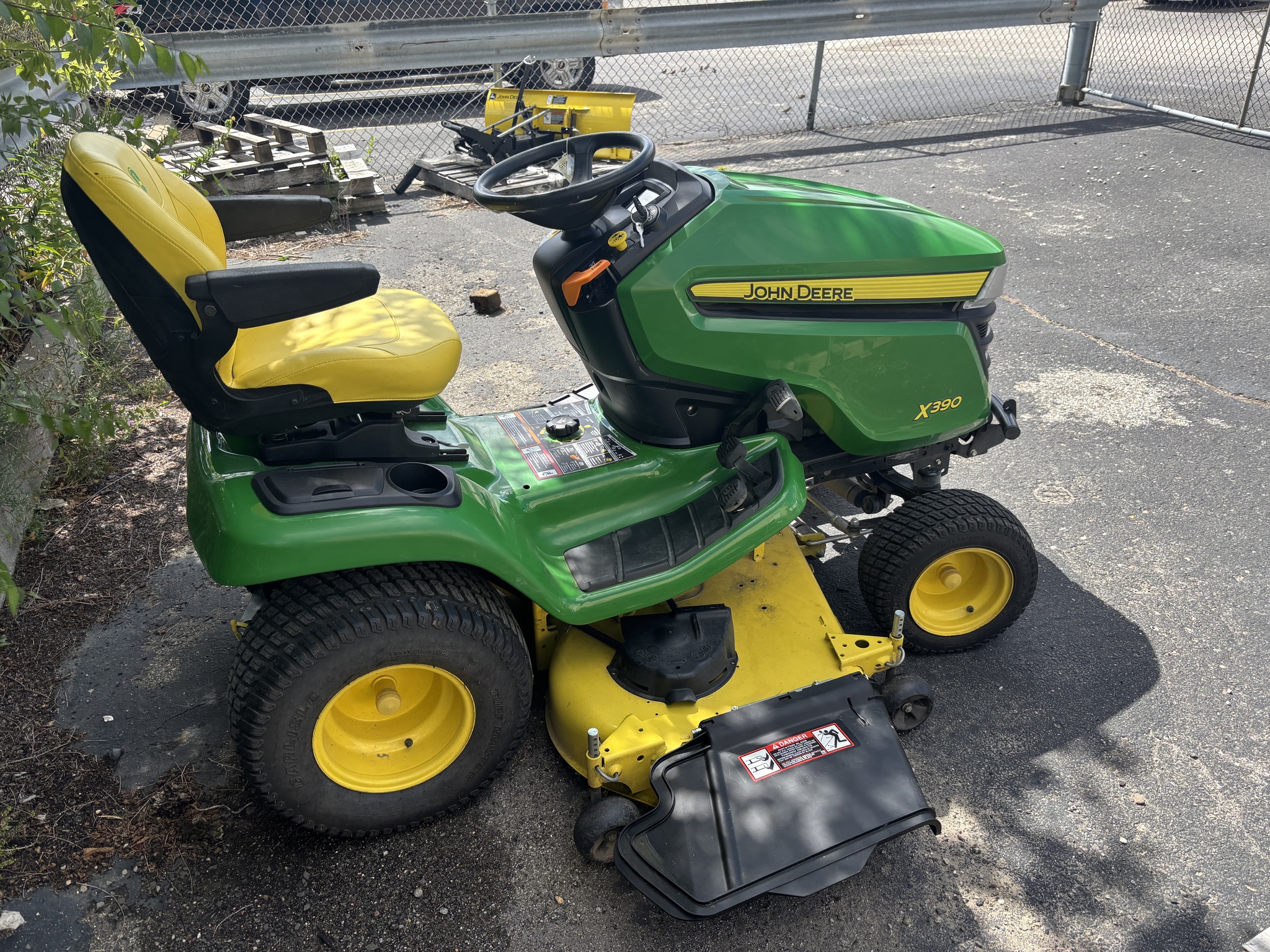 2021 John Deere X390 Image 4