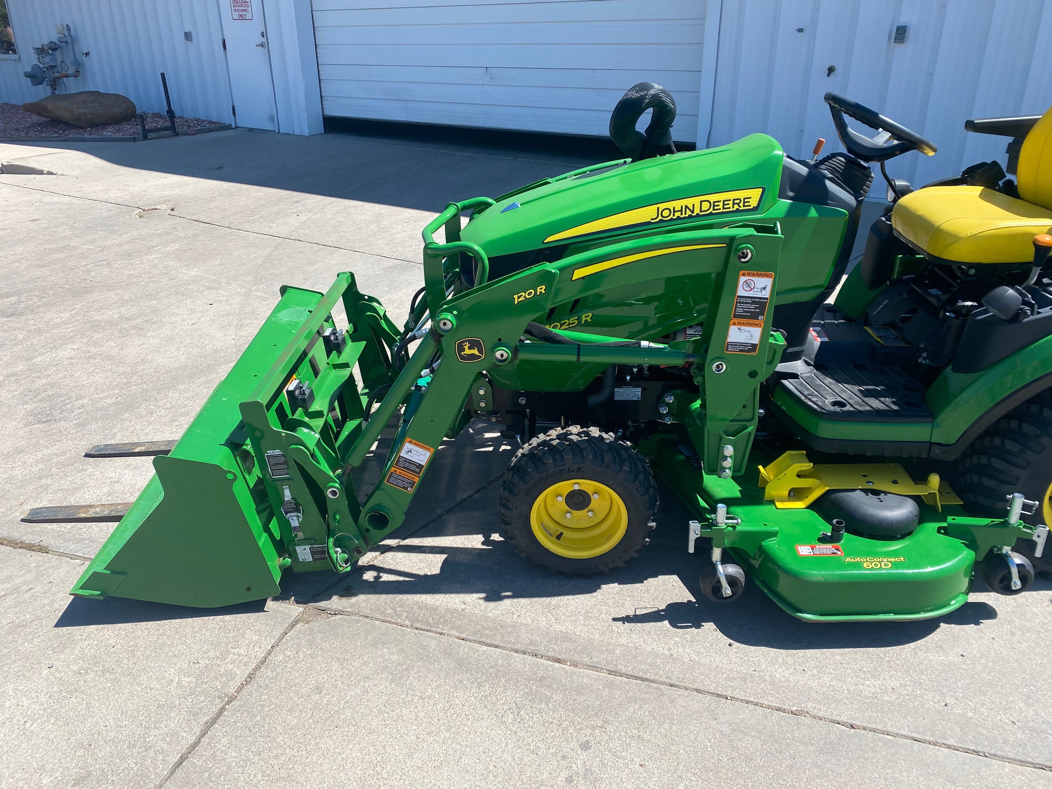 2022 John Deere 1025R Image 15