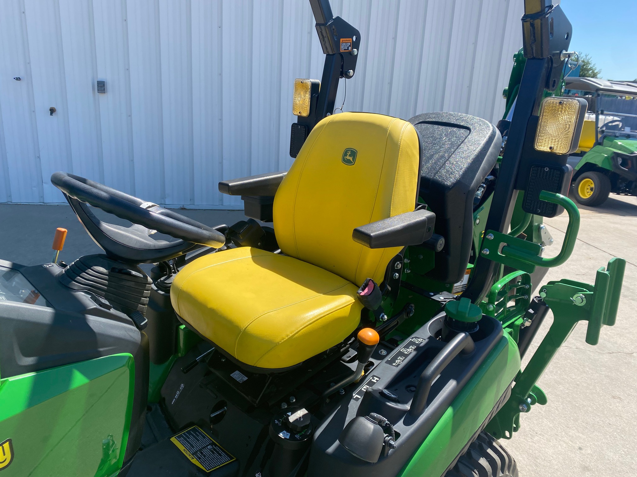 2022 John Deere 1025R Image 6