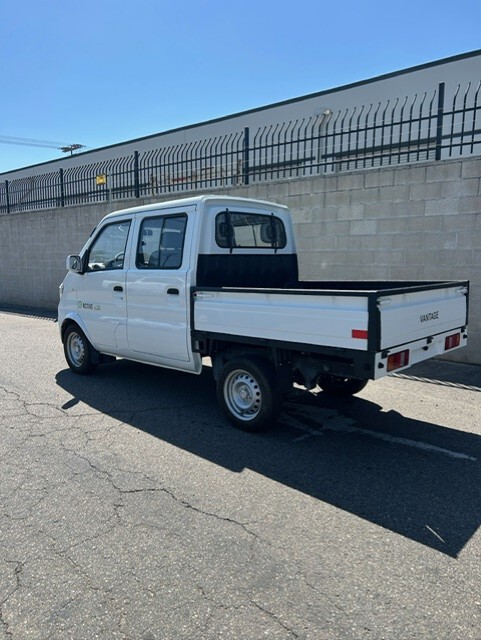 2023 John Deere **DEMO SPECIAL**  LiV9DR Electric Crew Cab Truck Image 3